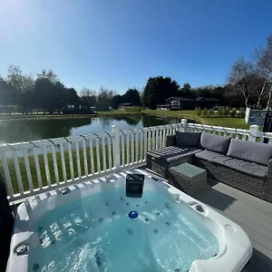 Lakeside Retreat With Hot Tub Lodge Pocklington
